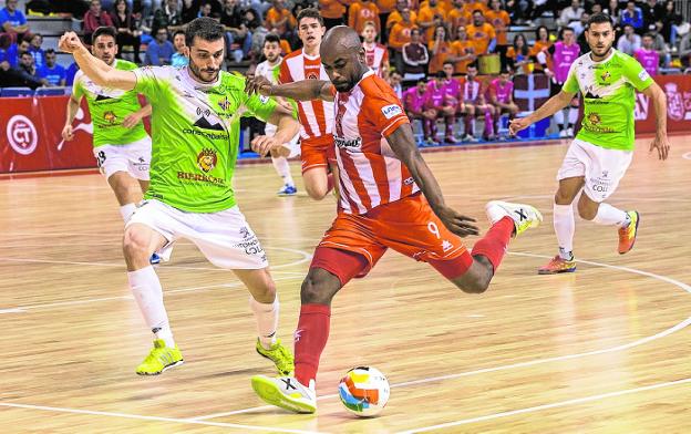 Ique un pivot por el que O Parrulo soñaba para su plantilla