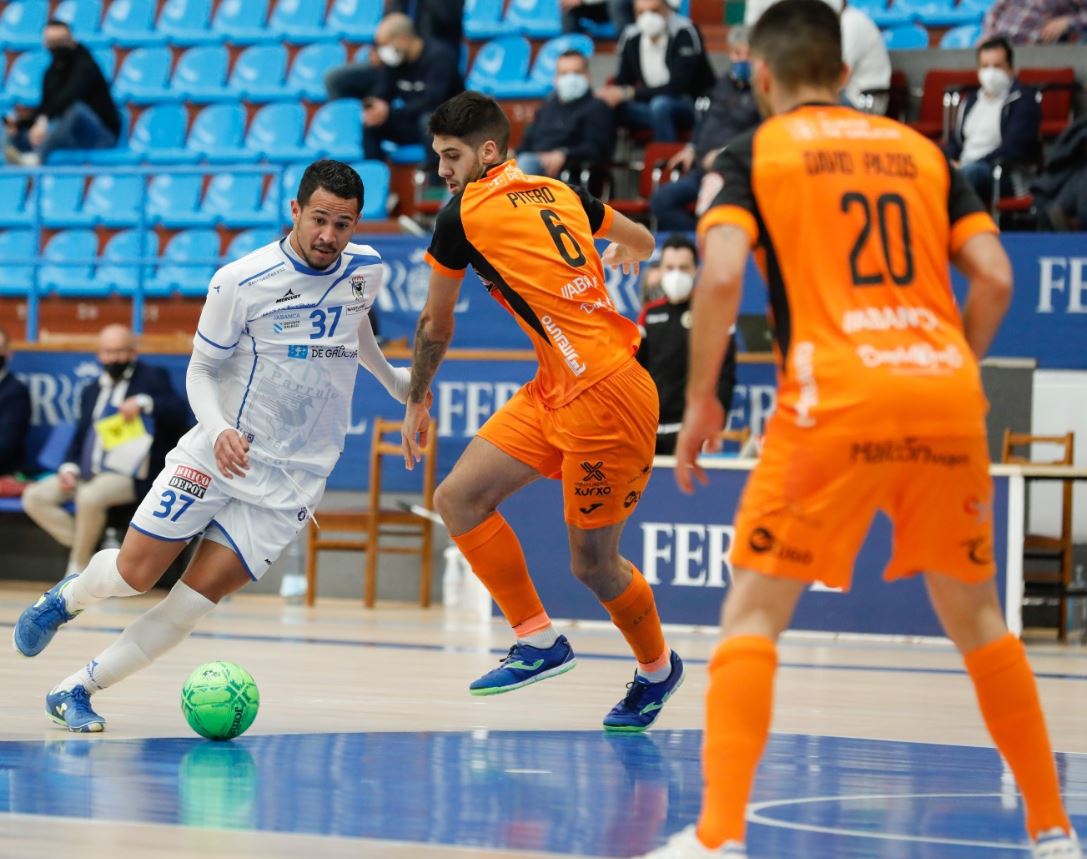 Emocionante derbi gallego entre O Parrulo Ferrol y Burela P. Rubén