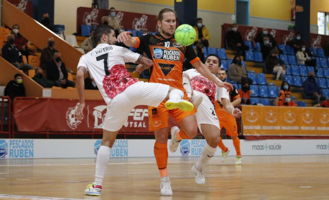 Burela Pescados Rubén consigue un punto ante  ElPozo en un equilibrado encuentro  ( 6 – 6 )