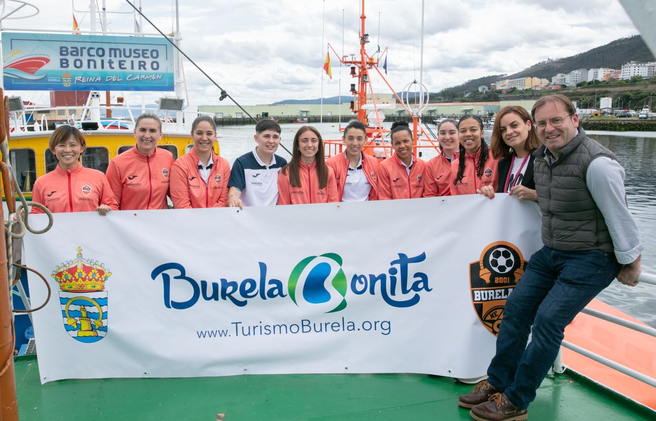 El equipo femenino del Pescados Rubén Burela FS realizan un acto de promoción del turismo